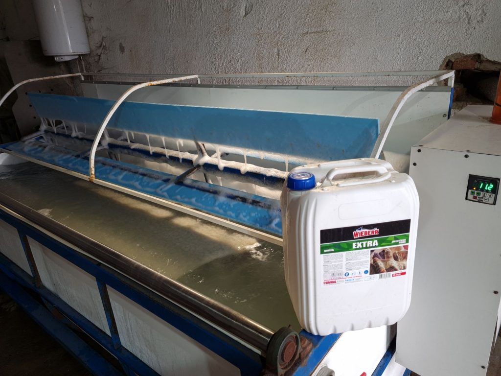 Шампунь для ковров Extra в процессе стирки ковров