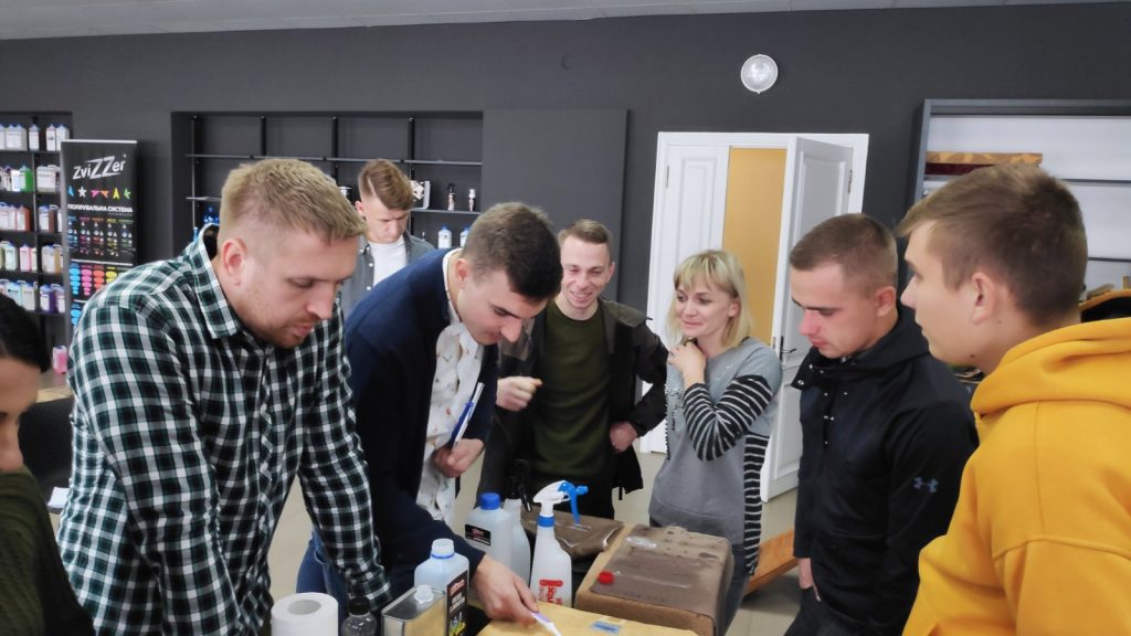 На обучении по чистке мебели и ковров самое интересное – практика