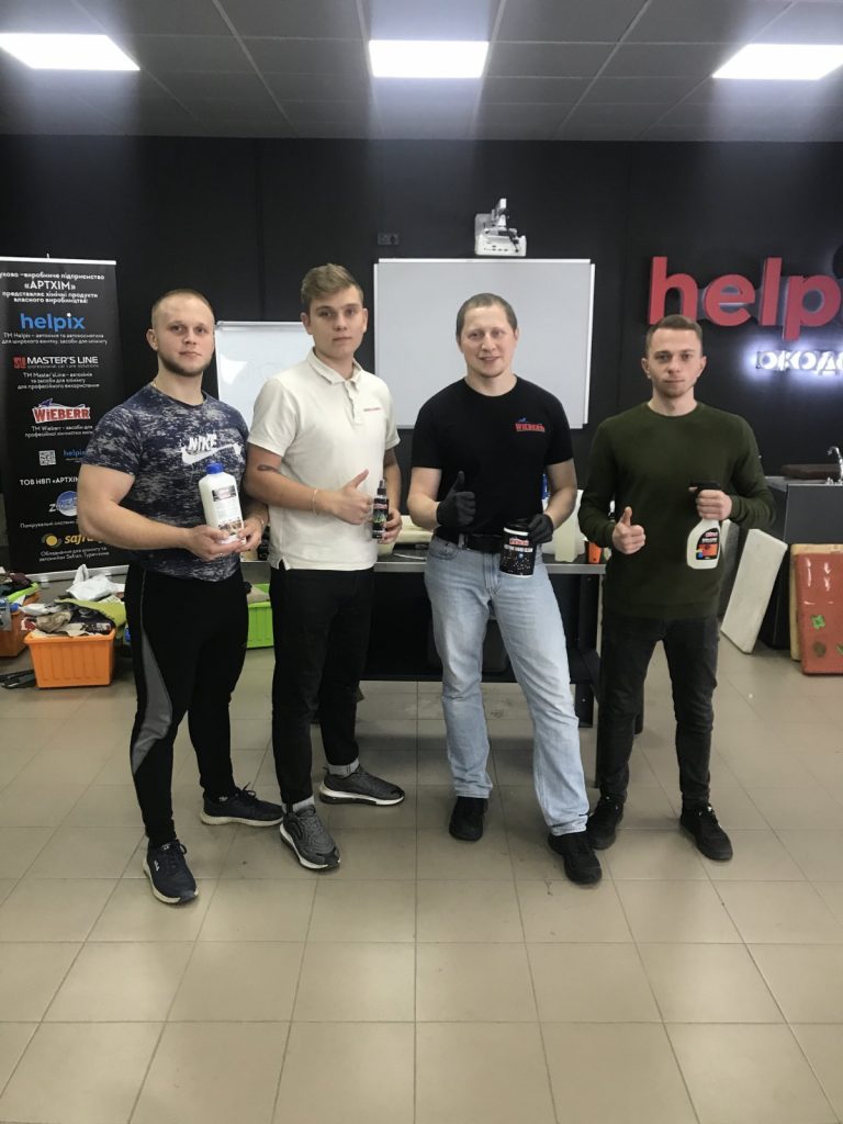 Крепкие ребята чистят мебель по всей Украине