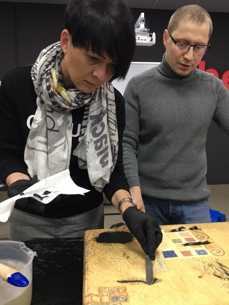 Обучение по чистке мягкой мебели может включать и получение навыков по удалению пятен смазки