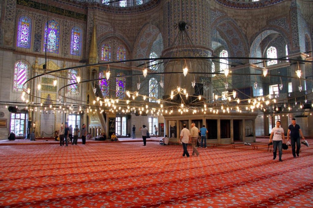 Стамбул, «Блакитна мечеть». Зал повністю встелений килимом. Ходять легенди, що килими в мечеті змінюються регулярно.