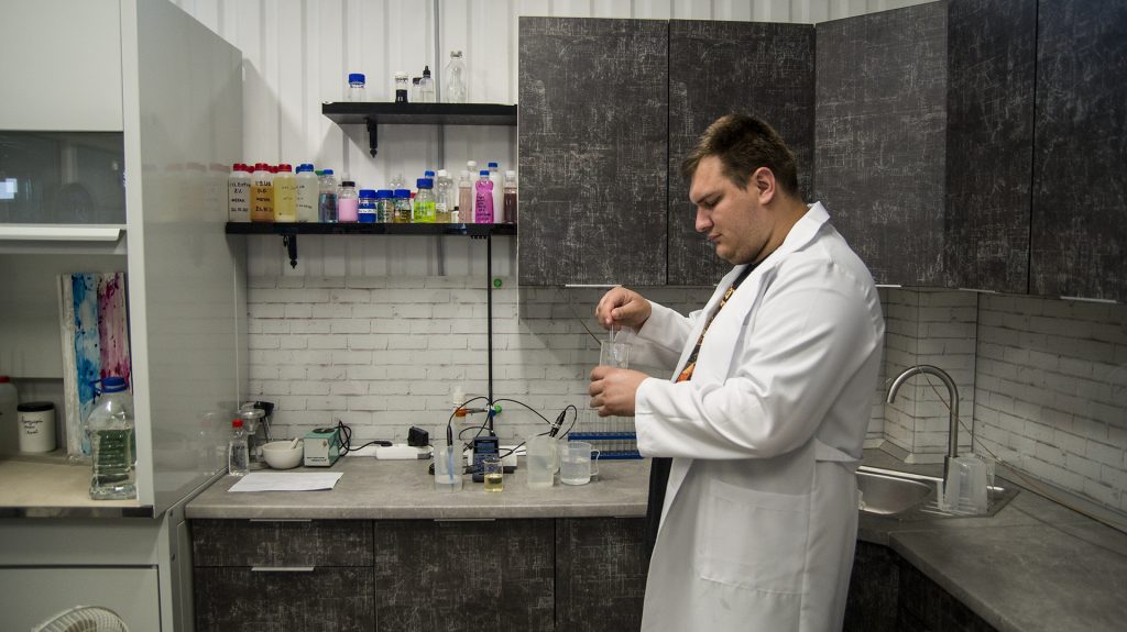 Лаборант сумує, коли доводиться робити третій десяток зразків, різниця між якими – грами і міліграми компонентів