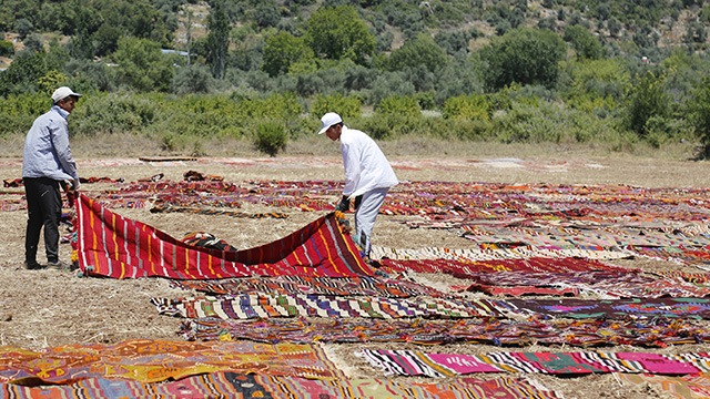 На фото: Турецькі виробники натуральних килимів розкладають їх на сонці для так званої пастелізаціі – зміни кольору.