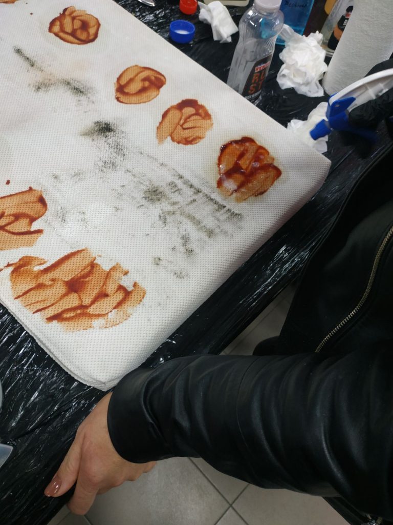 Досить типова побутова, і на перший погляд проста, пляма – кетчупу, а виявляється, і її видалити потрібно ще зуміти