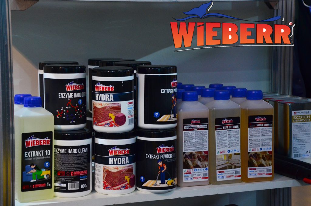 До кінця виставки стелаж спорожнів, майже все розкупили відвідувачі.